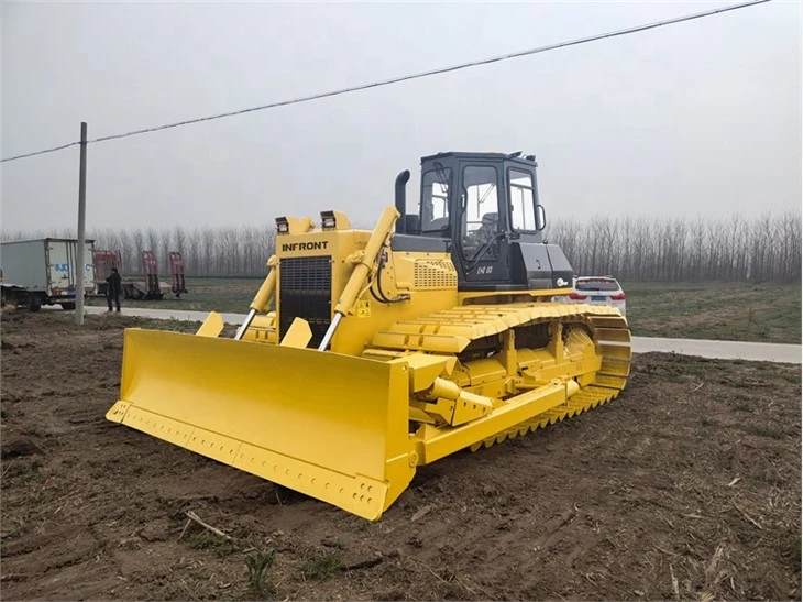 Grand bulldozer sur chenilles