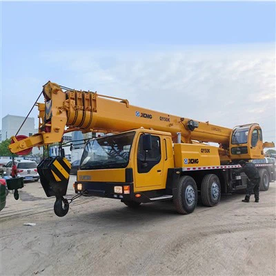 Grue de camion de machines de construction