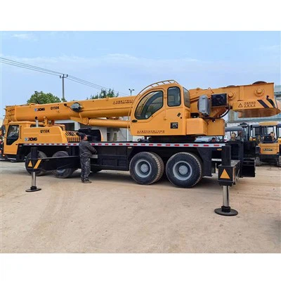 Grue de camion de construction