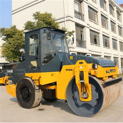 Grand rouleau compresseur pour la construction de routes