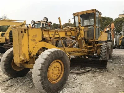 Niveleuse Komatsu GD623A d'occasion