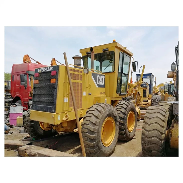 Niveleuse tractée par tracteur