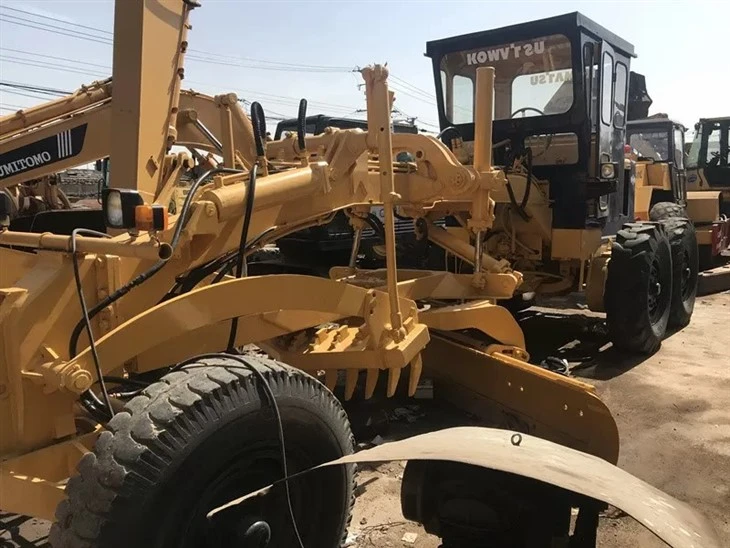 Niveleuse Komatsu GD505 d'occasion