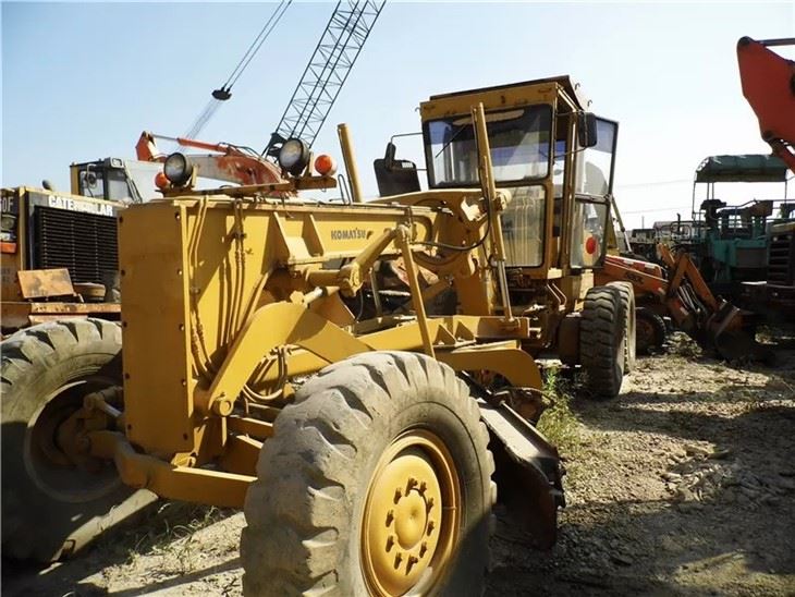 Niveleuse Komatsu GD661A d'occasion