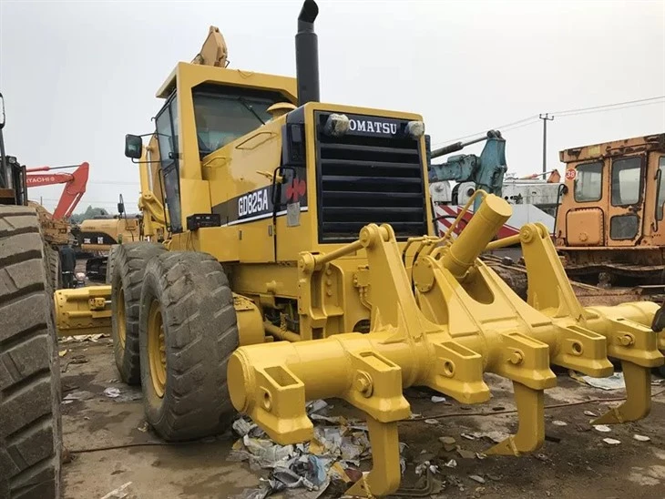 Niveleuse Komatsu GD825 d'occasion